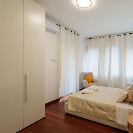 Access, Private Umbrella & Ac Apartment *
